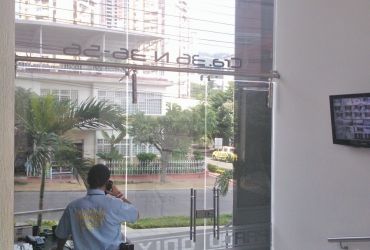 Porterí­a edificio Prado Onix - Polarización de vidrios. 